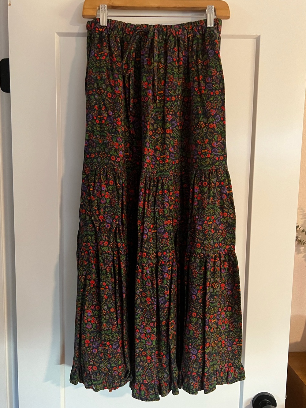 XiRENA Black Floral Tiered Maxi Skirt